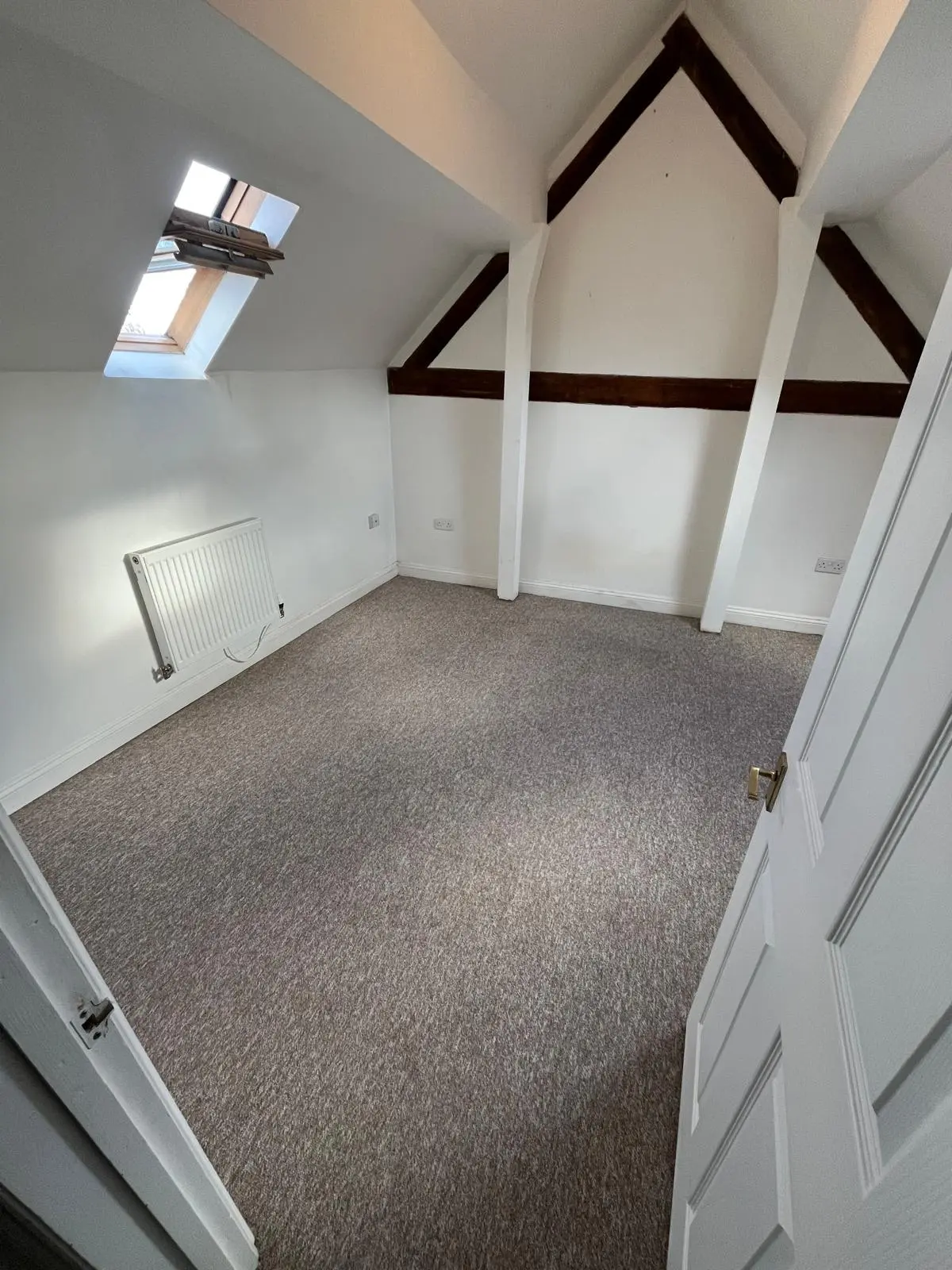 Professionally cleaned bedroom carpet in Oxfordshire home